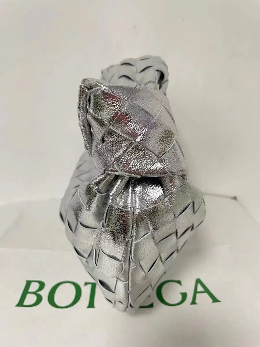 Batch 1200 BV Bottega Veneta's new early spring women's MINI JODIE handbag BV bag 🔥The new method is based on the original rounded corners, knotted with classic woven leather round hobo bag, The most iconic triangular pull-out design, using sheepskin draped soft shape, is super suitable for concave shapes~ Jodie feels really gentle to people, and is definitely the best item for daily matching. It has the same weave, new elements and twists, is compact and versatile, and is the new favorite of street style Internet celebrities! Dimensions: 23x28x8 Model: 6699-1